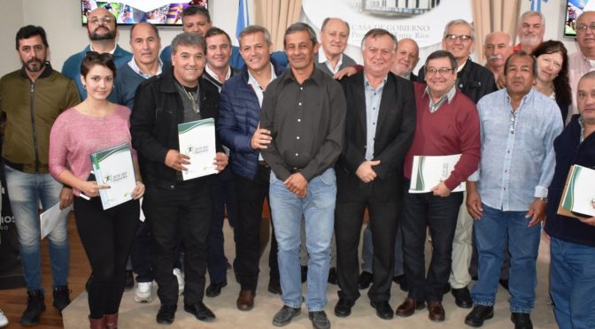 aportes del gobierno al básquetbol y el fútbol