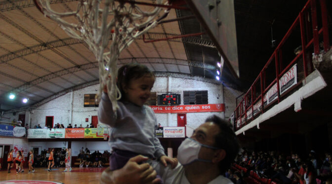 LA FOTO (¿SERÁ BASQUETBOLISTA?)