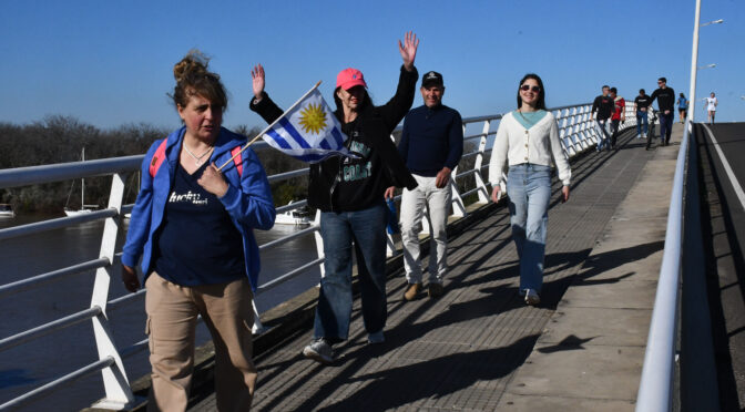 LA FOTO (APOYO A LOS ALUMNOS URUGUAYOS)