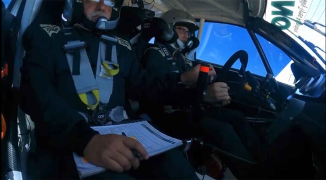 SEGUNDOS EN EL RALLY MANEJAND0 EL ACELERADOR CON UN CORDÓN